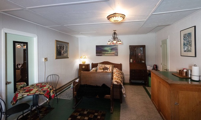Wells House | Fireweed Room - Mountain Time Getaways in Wells
