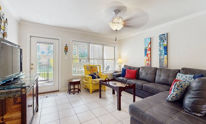 South Padre Island Condo | First-floor Condo with Shared Pool & Hot Tub - 1 Block to Beach