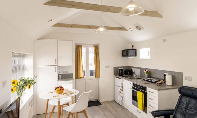 Worthing Apartment | First Floor - Studio-Standard-Ensuite