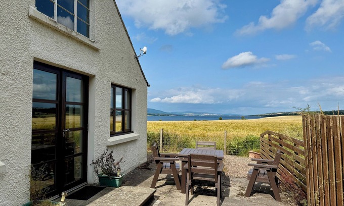 Conon Bridge Cottage | Firth Cottage - stunning views in a peaceful but convenient location
