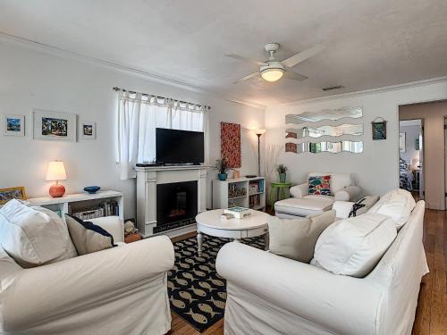 New Smyrna Beach Apartment | ~ Fish Cottage ~ NSB Sanctuary Pool Courtyard View Coronado Arms B11