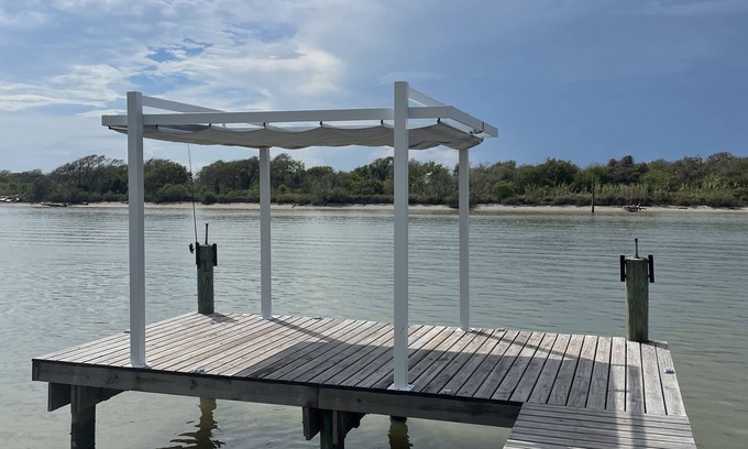 Elmaton House | Fish from your private dock on the Colorado River at Bay Bandits’ Hideaway!