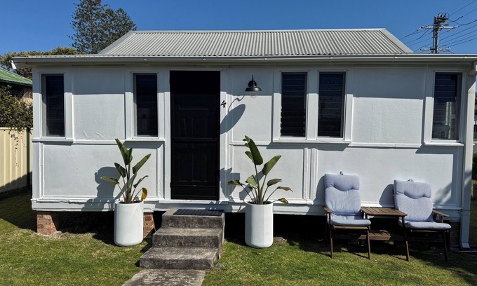 Harrington Cottage | Fisherman's Cottage - Walk to Pub, Club and River!