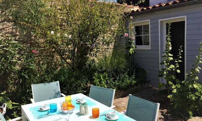 Saint-Martin-de-Re House | Fisherman's house/courtyard and garage/pedestrian alley in historic St Martin