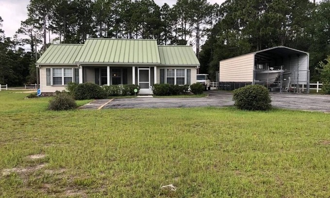 Carrabelle House | FISHERMAN'S PARADISE! Cozy home 2 minutes to the Gulf