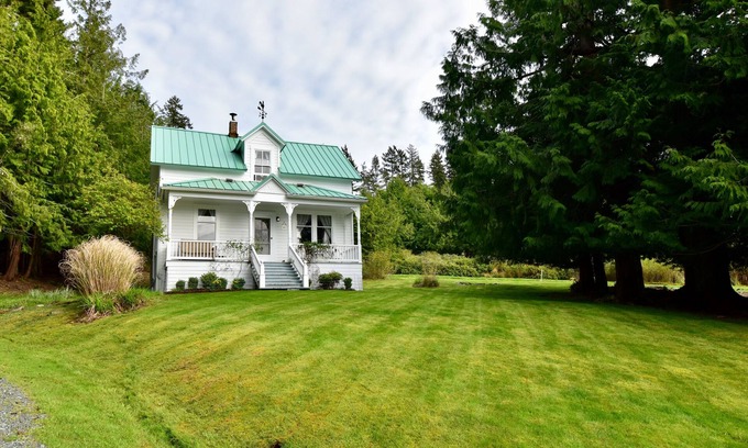 Lopez Island House | Fisherman’s Bay view 1910 Lopez Island farmhouse with beautiful views