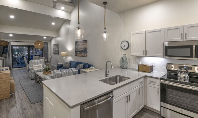 Historic District Apartment | Fishermen’s Village Unit#25