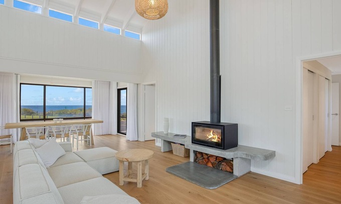 Bermagui House | Fishers Bermagui - With fantastic undisturbed views of the beautiful Beares beach