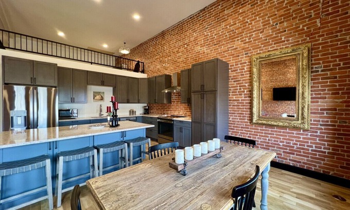 Baker City Apartment | Fishers Loft A - New! Gorgeous! Downtown!