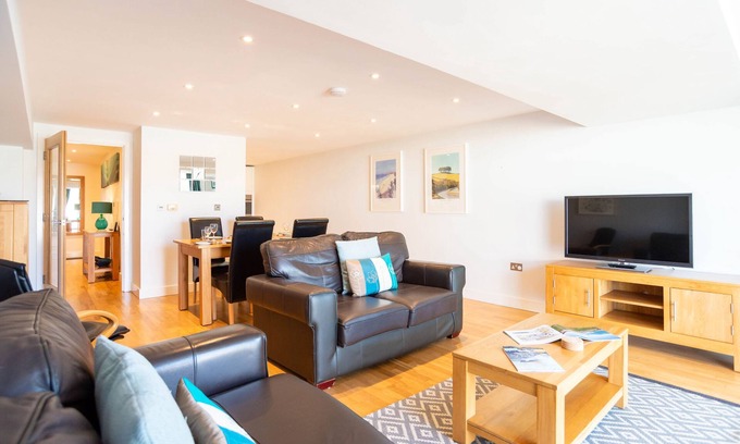 Newquay Cottage | Fistral Beach Apartment 3 - a fistral beach that sleeps 4 guests in 2 bedrooms