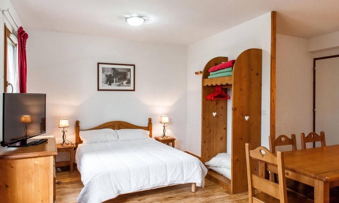 Besse-et-Saint-Anastaise Apartment | Fitness, balcony, parking, tv, ski locker, 45m², Super Besse