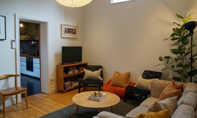 Fitzroy House | Fitzroy 3BR Terrace on Napier St + Permit Parking