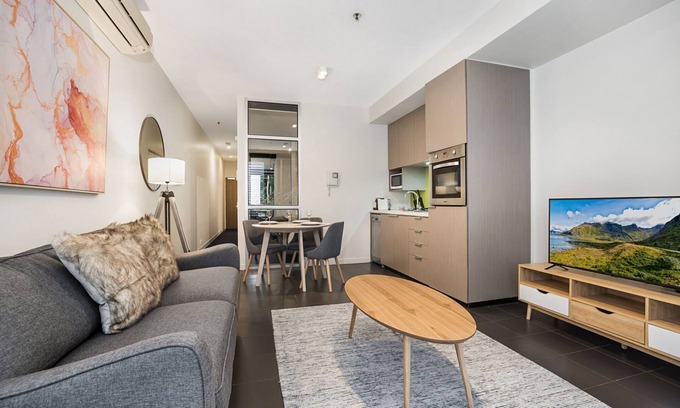 Fitzroy North Apartment | Fitzroy Hideaway Near Parks, Cafés & Parking