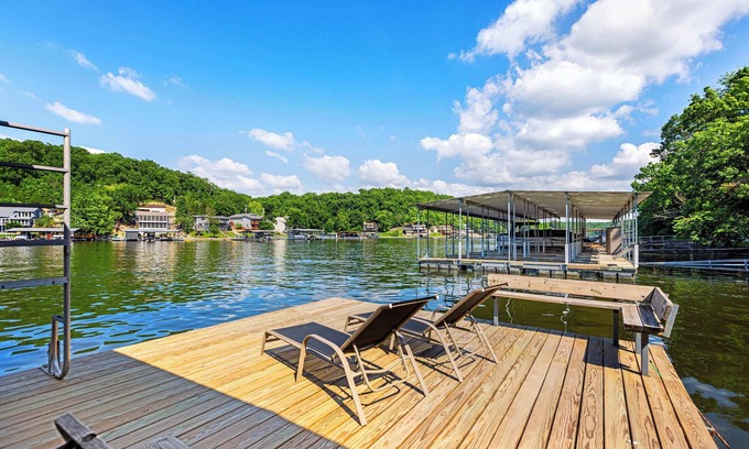 Camdenton House | FiveStar Homestead | Ozark Waterfront Living for 8 w/Private Dock!