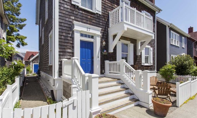 Seabrook House | Flagstaff Cottage: 4 BR / 4.5 BA seabrook in Pacific Beach, Sleeps 17