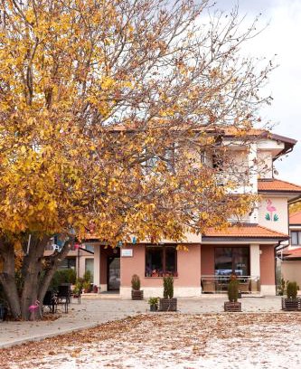 Parvenets Hotel | Flamingo Plovdiv