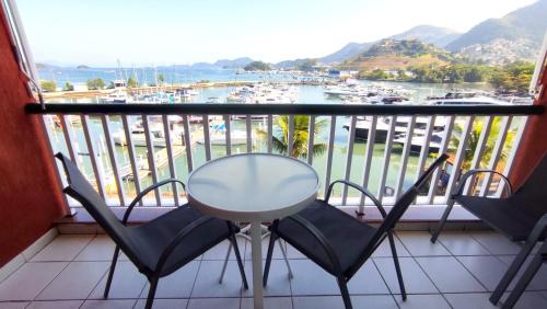 Parque das Palmeiras Apartment | Flat frente mar no Shopping Piratas , com estacionamento gratuito