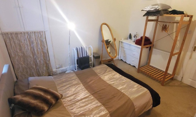 Glasgow Apartment | Flat in glasgow,close to all local amenities,