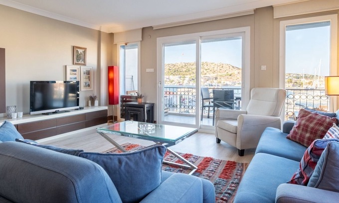 Cesme Apartment | Flat w Sea View, Balcony 3 min to Cesme Marina