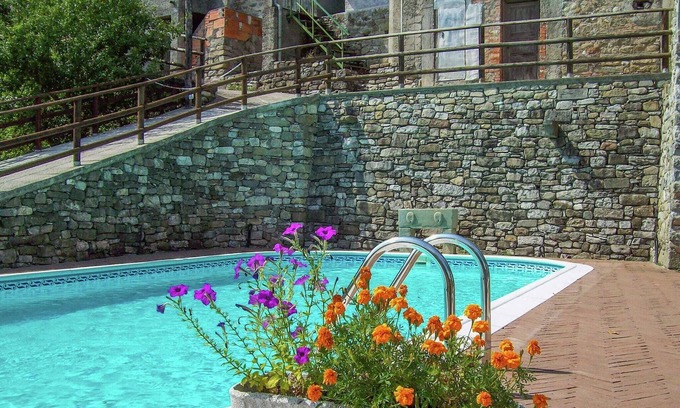 Argigliano Apartment | Flat with heated hot tub and shared pool