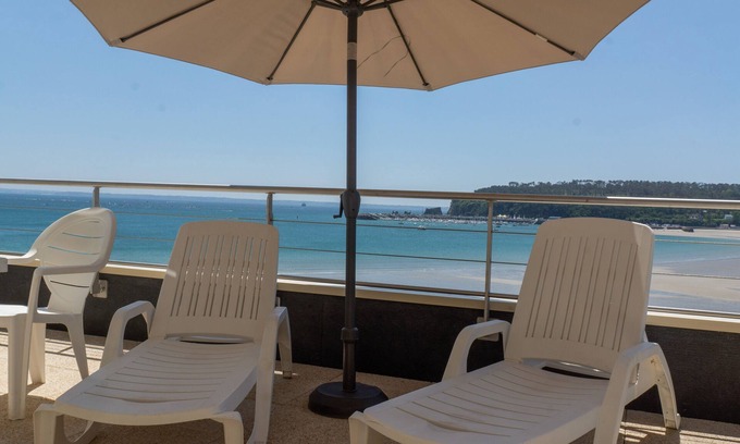 Crozon Apartment | Flat with sea view, large terrace, heated swimming pool
