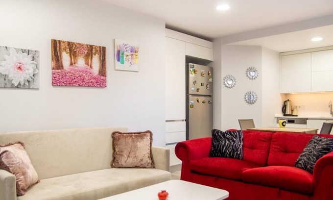 Altınyunus Mahallesi Apartment | Flat with Shared Pool Close to the Beach in Cesme