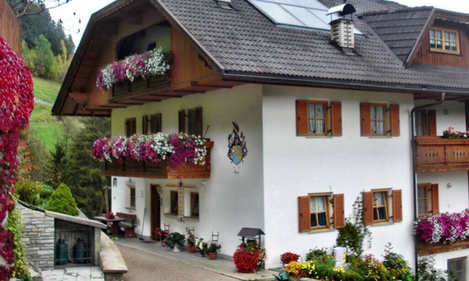 San Lorenzo di Sebato Apartment | Flatscherhof Idyllically situated in the heart of the Kronplatz hiking/skiing area