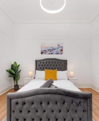 Liverpool House | Flatzy - Sleeps 16 Near Football Ground & Ping Pong Table