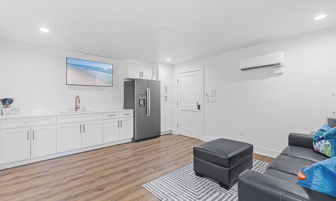 New Smyrna Beach House | 🌊 Flip Flop North Studio | Dog Friendly, 400 Ft to Beach + King Bed