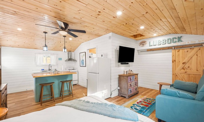 Heart of Lubbock Apartment | Flip Flop Stop ~ Beach Themed Studio In Tech Terrace ~ Walk to Campus!