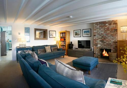 Muston House | Flora Dora - Luxury cottage - modern - central - ideal for groups and families