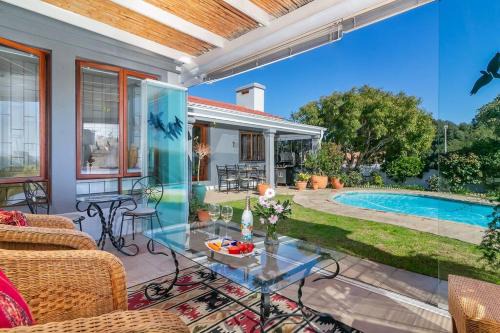 Hunter's Home House | Fluke Tide - Stylish Knysna Home with Pool & Views