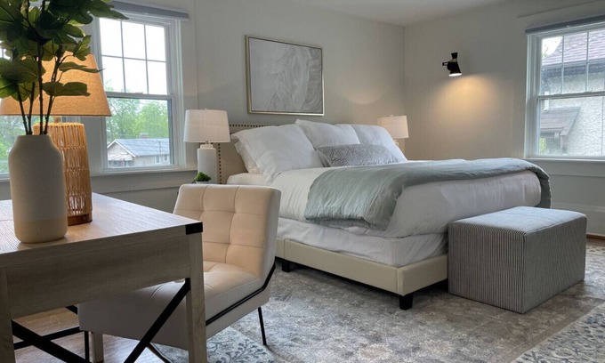 Roselawn Finance House | Flying Pigs | East Hyde Park