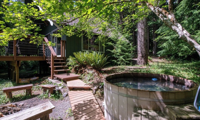 Paradise Estates Cabin | Fog & Fern Hideaway at Mt. Rainier