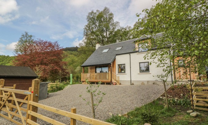 Ascog Cottage | FOIS HOUSE, pet friendly, character holiday cottage in Callander