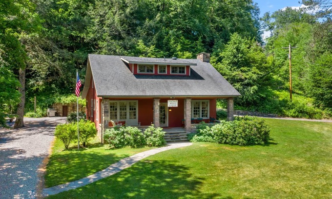 Hyner House | Folded Hills Lodge and Private Park