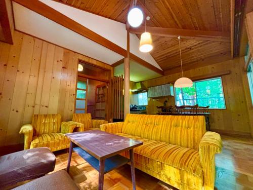 Tsumagoi House | Forest Paw北軽井沢 広大な庭とウッドデッキのログハウス 専用キッズスペース 庭でのアスレチックやクワガタ採集