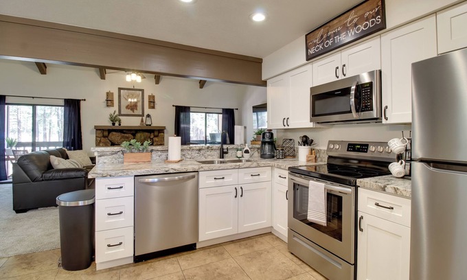 Pinetop Apartment | Forest-view Balcony: Pinetop-lakeside Condo