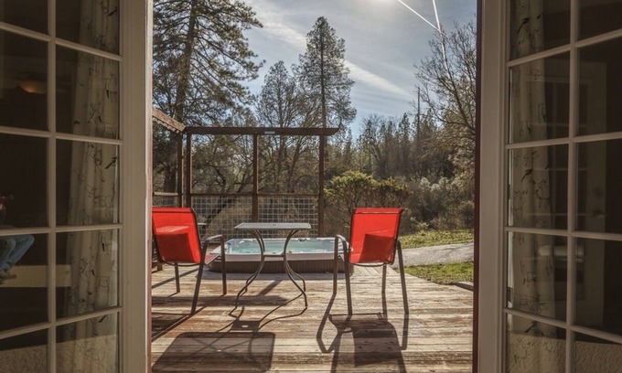 Midpines House | Forested Acres, Tranquil Setting, Hot Tub, Close to Yosemite