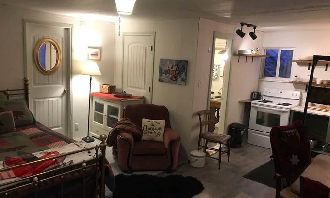 Wells House | Forget-me-not Suite - Mountain Time Getaways in Wells