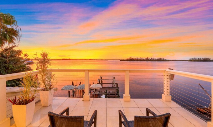 Alabama Grove Terrace House | Fort Myers Florida Waterfront Luxury Home, Newly Remodeled, Sleeps 12!