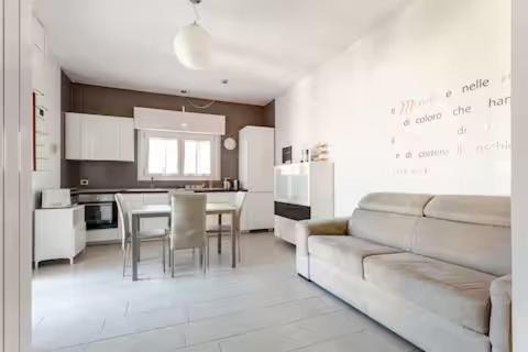 Corsico Apartment | Forum-San Siro Moderno Attico con WIFI e AC