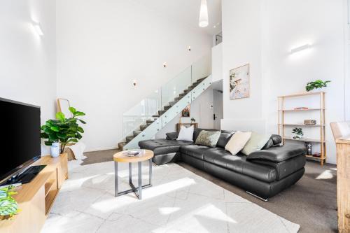 Melbourne Central Business District Apartment | Foundry Top Floor 2BR Loft Parking & Workspace