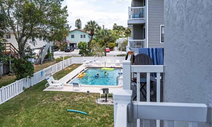 Holmes Beach Condo | Fountain Head 6 - Condo 2 Bedroom/1.5 Bath , maximum occupancy of 4 people.
