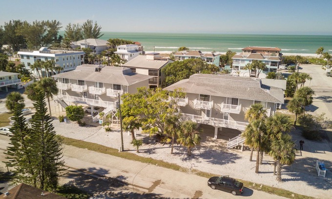 Holmes Beach Condo | Fountainhead Condo 3 2/2 Condo Steps To white Sugar Sand Beach, Large Pool