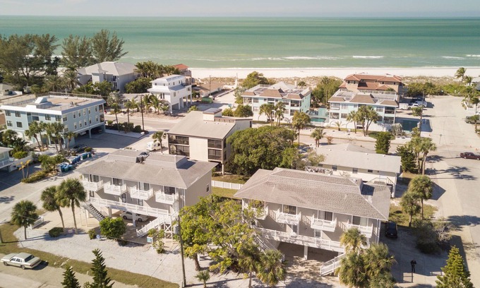 Holmes Beach Condo | Fountainhead Condo 4 2/2 Condo Steps To white Sugar Sand Beach, Large Pool