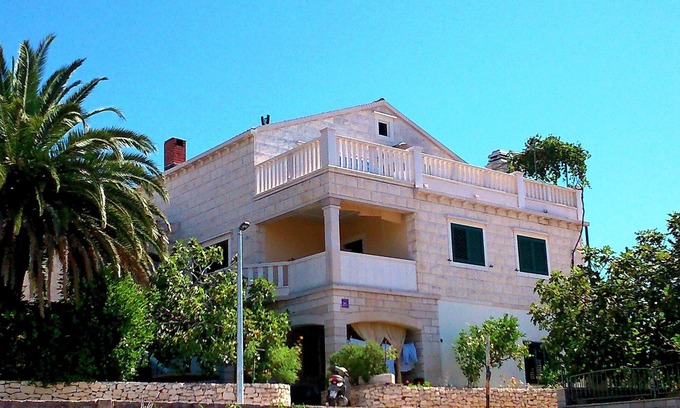Sumartin Apartment | Four-bedroom apartment with terrace and sea view Sumartin, Brač (A-11387-a)