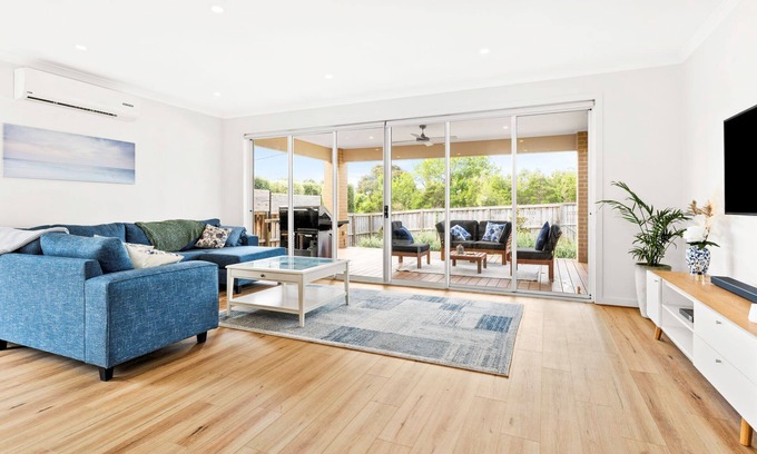 Cowes House | Four bedroom luxury modern home, walk to beach, free WIFI