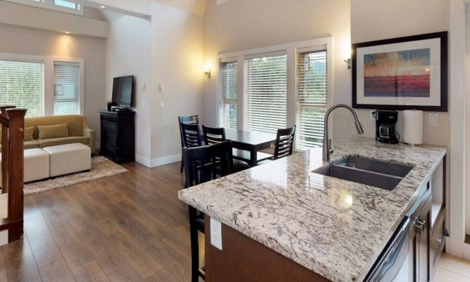 Harrison Hot Springs Apartment | Four Bedroom Penthouse Suite with Mountain View - Harrison Lake View Suites
