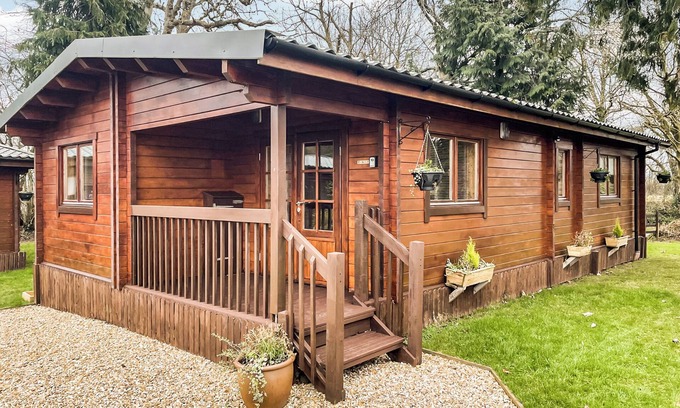 Broadwindsor Ski Chalet | Four berth lodge with one master double and one twin each with wardrobe.